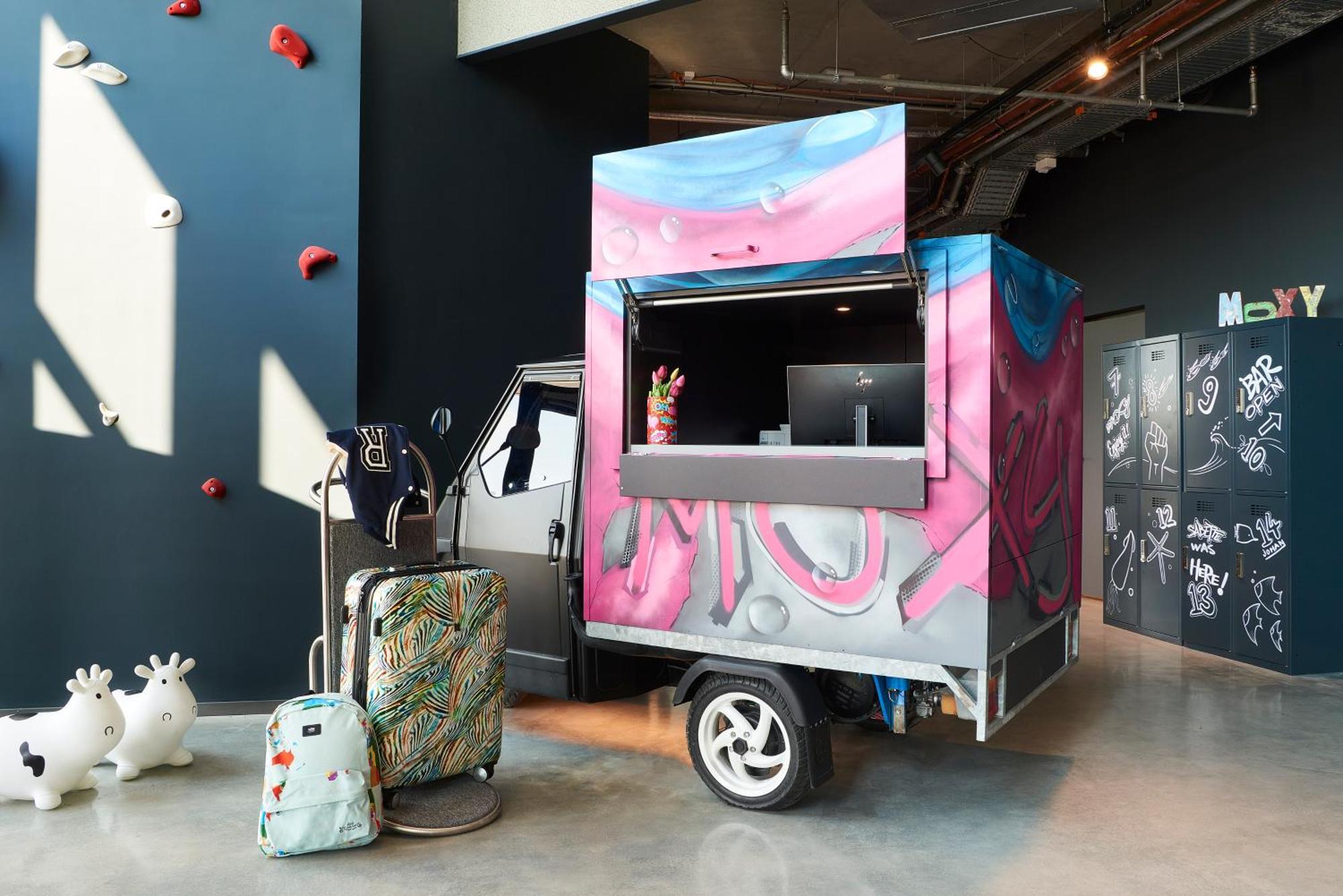 Готель Moxy Amsterdam Schiphol Airport Гофддорп Екстер'єр фото